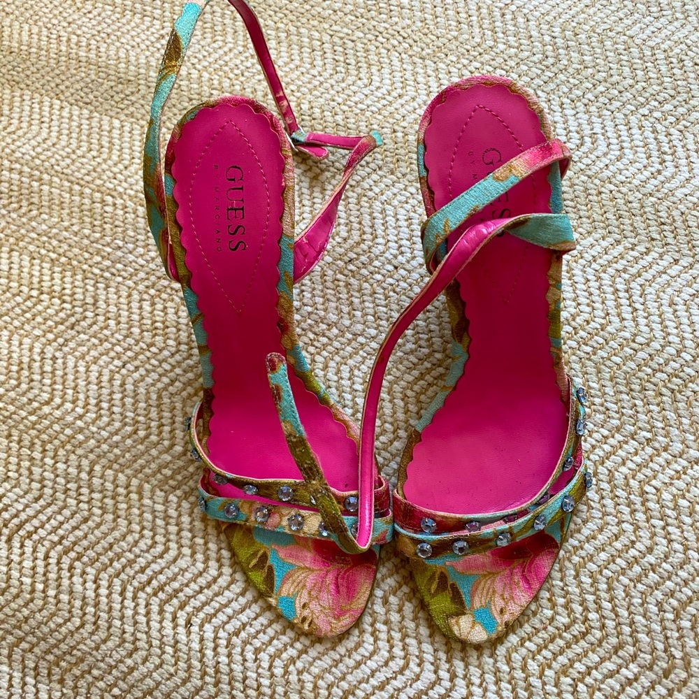 Guess vintage size 7 floral sandal. Right on trend!